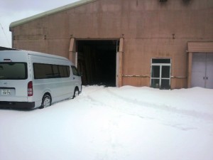 雪降るムラモト押水倉庫